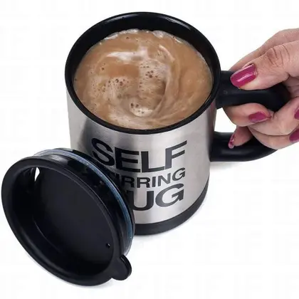 Caneca misturando café perfeitamente